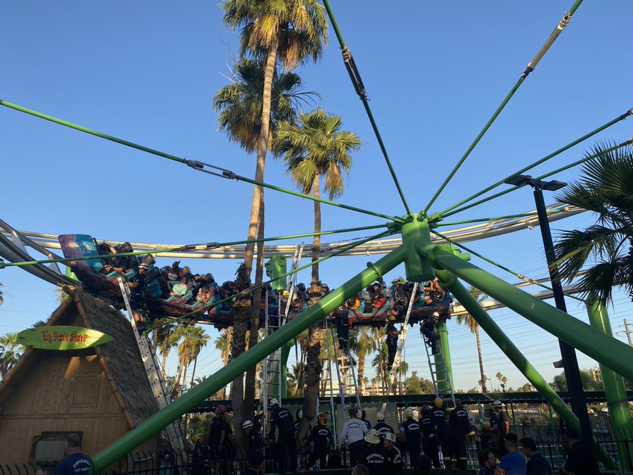 Moments of terror suffered 22 people that get trapped in a roller coaster in an attraction park in Phoenix, Arizona.