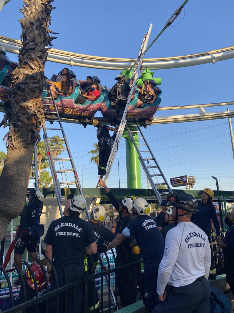 A 22 people were trapped in a roller coaster in an attraction park in Phoenix, Arizona. Photo: Glendale Fire Dept.