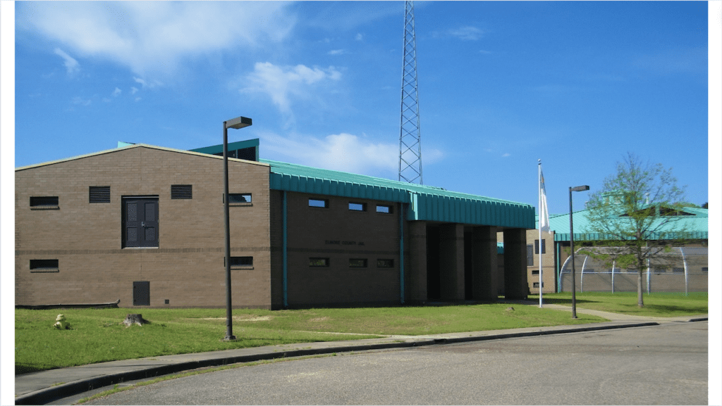Blake Hicks, exsheriff adjunto del Condado de Elmore, Alabama, fue sentenciado a 29 meses de prisión y tres años de libertad supervisada por golpear a un detenido esposado.