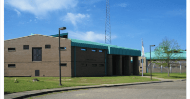 Blake Hicks, exsheriff adjunto del Condado de Elmore, Alabama, fue sentenciado a 29 meses de prisión y tres años de libertad supervisada por golpear a un detenido esposado.