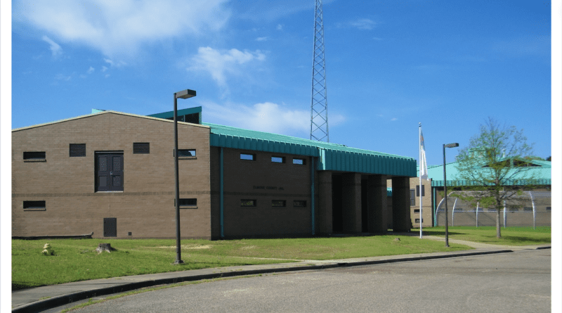 Blake Hicks, exsheriff adjunto del Condado de Elmore, Alabama, fue sentenciado a 29 meses de prisión y tres años de libertad supervisada por golpear a un detenido esposado.