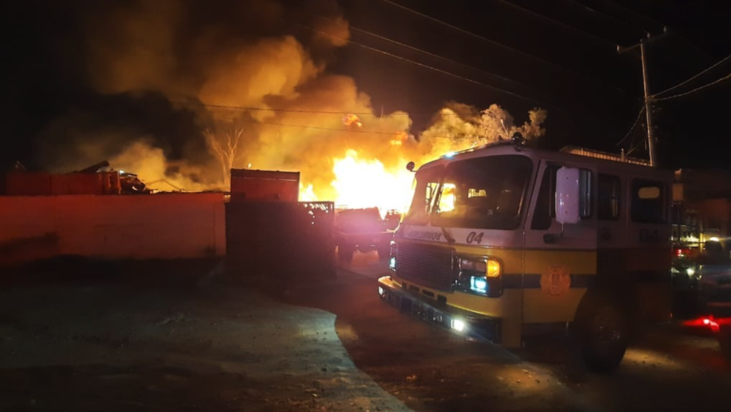 Incendio arrasa dos tarimeras en Nogales.