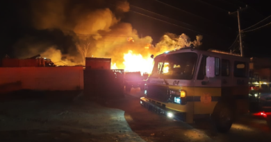 Incendio arrasa dos tarimeras en Nogales.