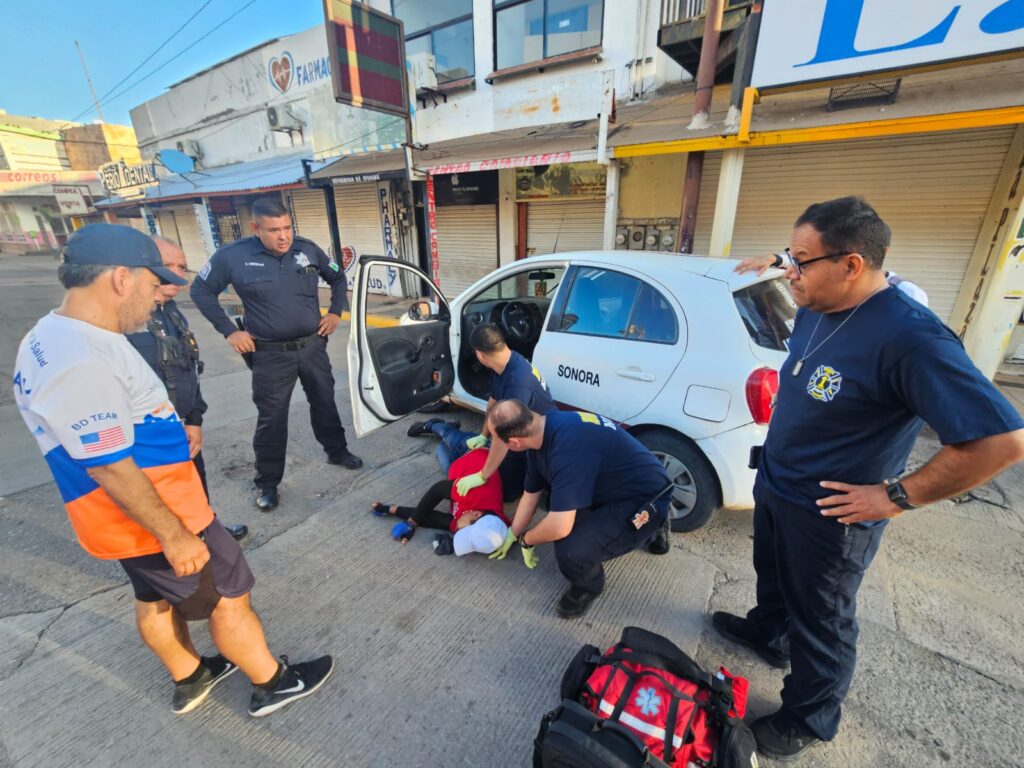Noticias policiacas de Nogales; oficiales auxilian a taxista que sufre ataque epiléptico.