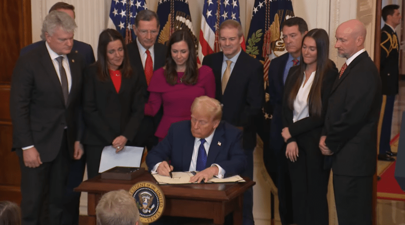 Donald Trump firma la Ley Laken Riley contra migrantes. Foto: The Whitehouse