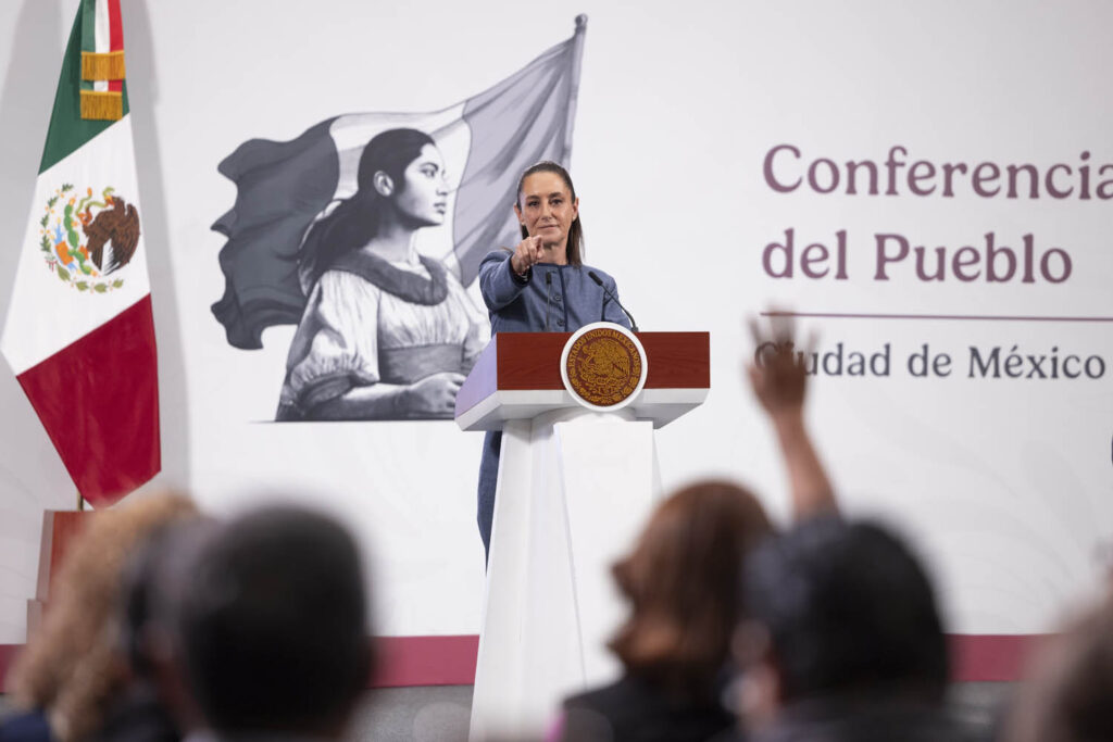 Claudia Sheinbaum Pardo en conferencia de prensa matutina en el salón de la Tesorería de Palacio Nacional. (Foto: Gabriel Monroy/Presidencia).