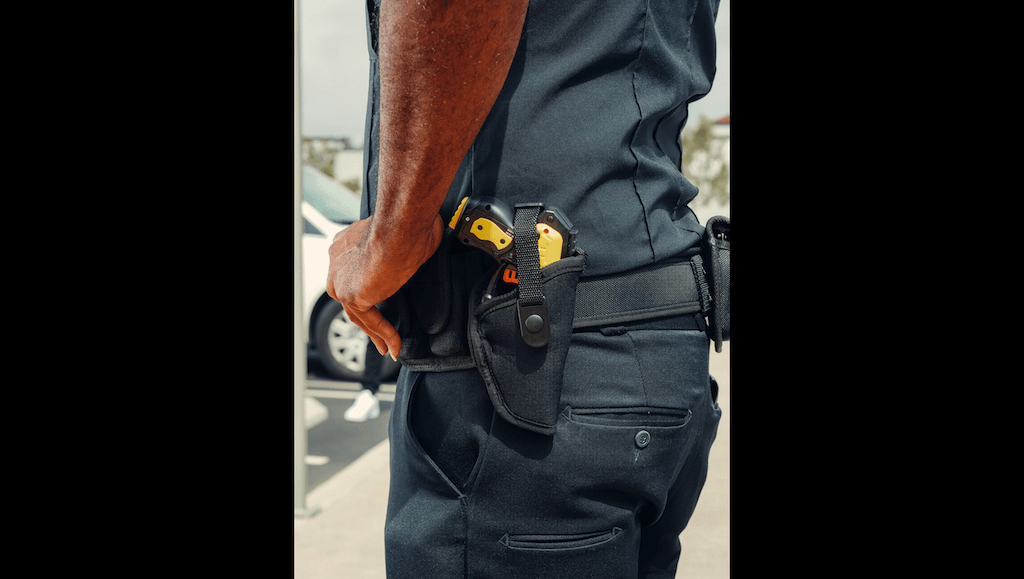 Fiscalía acusa que exagente de Fulton torturaba reos con taser. 📸 Pexels