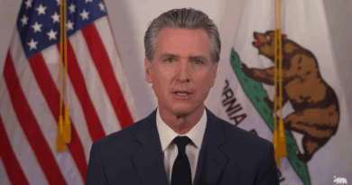Gavin Newsom gobernador de California advierte que la democracia está en riesgo.