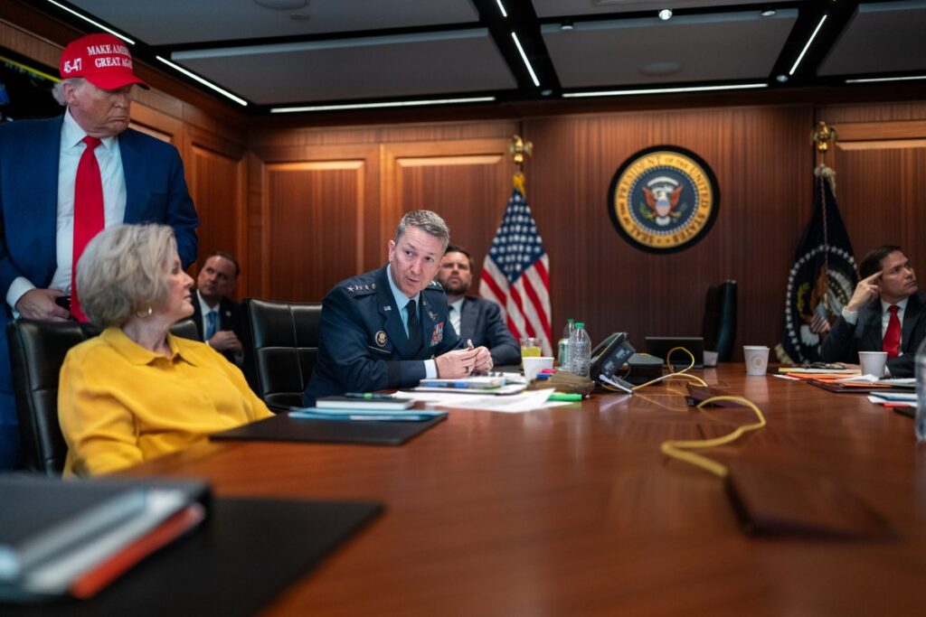 El presidente Donald Trump y secretarios reunidos en la sala de situación de la Casa Blanca. Este día se emitió una advertencia ante la Amenaza Iraní en Estados Unidos. (📸 WH)