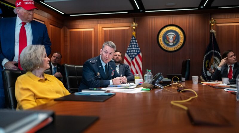 El presidente Donald Trump y secretarios reunidos en la sala de situación de la Casa Blanca. Este día se emitió una advertencia ante la Amenaza Iraní en Estados Unidos. (📸 WH)