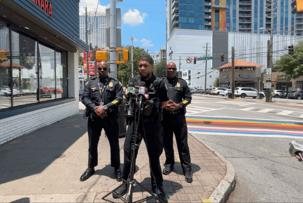 Policía investiga posible crimen de odio en Atlanta, donde vandalizan banderas de diversidad sexual en Midtown. (📸 APD).