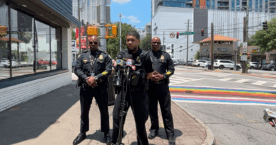 Policía investiga posible crimen de odio en Atlanta, donde vandalizan banderas de diversidad sexual en Midtown. (📸 APD).