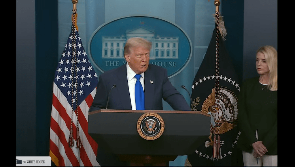 Trump busca eliminar ciudadanía por nacimiento a hijos de indocumentados. Pic. Captura).