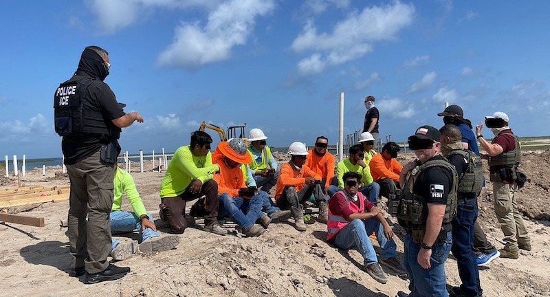 Redadas de ICE, arrestan migrantes en obras de construcción en Texas. (📸 ICE)