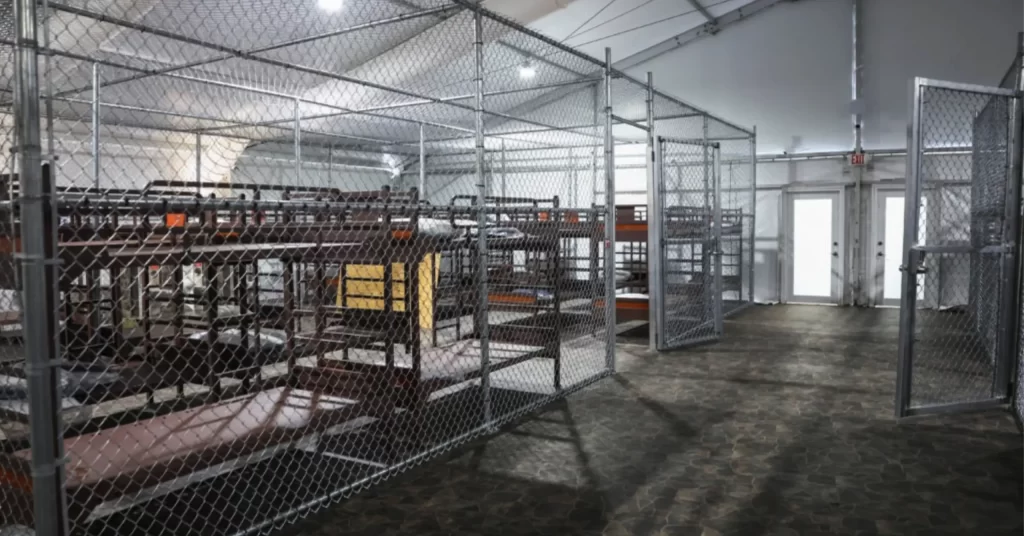 ACLU denuncia en petición digital condiciones inhumanas en centro de detención Alligator Alcatraz en Florida.📸 WH/The Border Reports