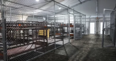 ACLU denuncia en petición digital condiciones inhumanas en centro de detención Alligator Alcatraz en Florida.📸 WH/The Border Reports