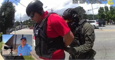 El periodista Mario Guevara denuncia amenazas e intento de extorsión, en un mensaje desde el Centro de Detención de ICE de Folklson.📸 DPD/The Border Reports