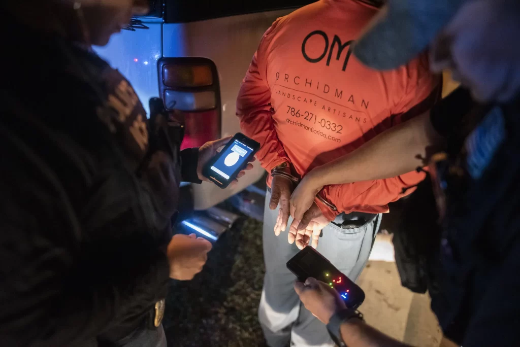 ICE arresta mexicanos con green card falsa en Florida.📸 ICE-The Border Reports