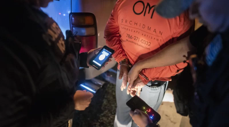ICE arresta mexicanos con green card falsa en Florida.📸 ICE-The Border Reports