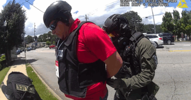 CPJ condena retención del periodista Mario Guevara por ICE en Atlanta, Georgia. (📸 BodyCam DPD)-The Border Reports