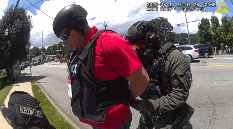 CPJ condena retención del periodista Mario Guevara por ICE en Atlanta, Georgia. (📸 BodyCam DPD)-The Border Reports