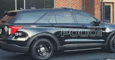 Dos hombres que denunciaron a un ladrón en Georgia, pasaron de víctimas a detenidos por secuestro y robo.( 📸 Marietta Police Department).-The Border Reports
