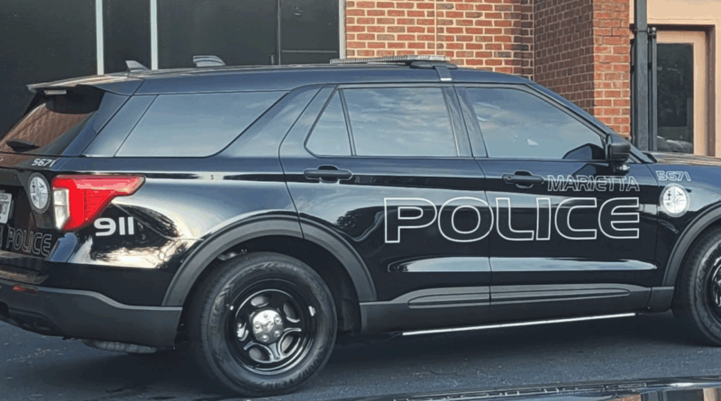 Dos hombres que denunciaron a un ladrón en Georgia, pasaron de víctimas a detenidos por secuestro y robo.( 📸 Marietta Police Department).-The Border Reports