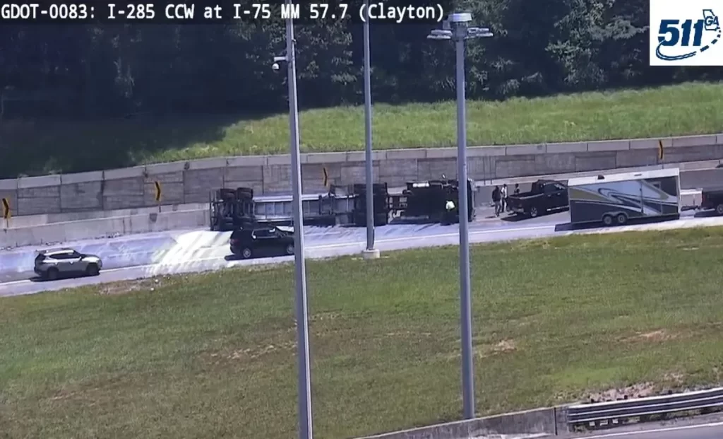 Accidente cierra salida de I-75 hacia I-285 en Atlanta. 📸 GDOT/The Border Reports