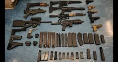 Mujer es capturada al intentar un contrabando de armas de Estados Unidos a México.📸 CBP/The Border Reports