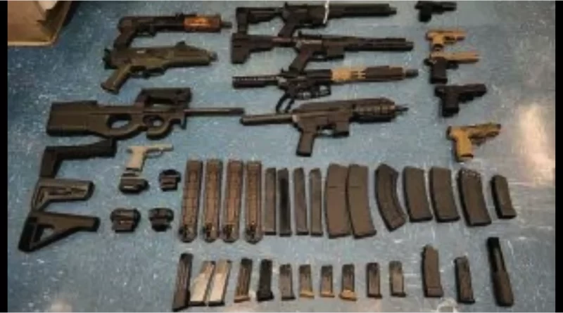 Mujer es capturada al intentar un contrabando de armas de Estados Unidos a México.📸 CBP/The Border Reports