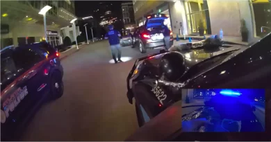 Policías detienen individuo por conducir con licencia suspendida, portar marihuana y un arma.📸 APD/The Border Reports