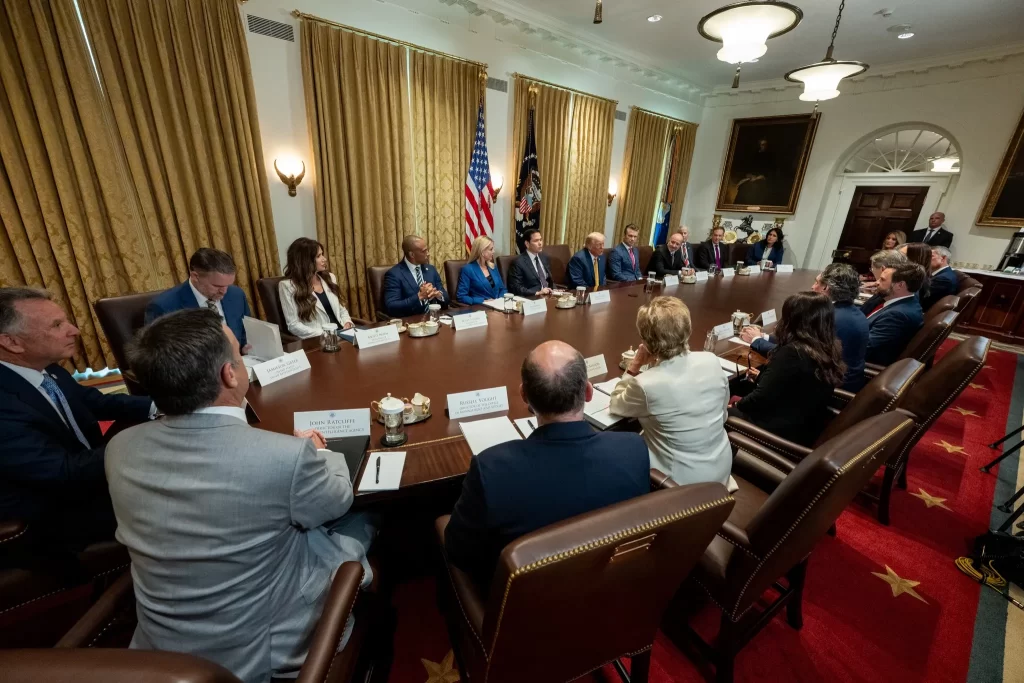 Trump defiende fórmula de aranceles; sentido común y datos duros.📸 WH-The Border Reports