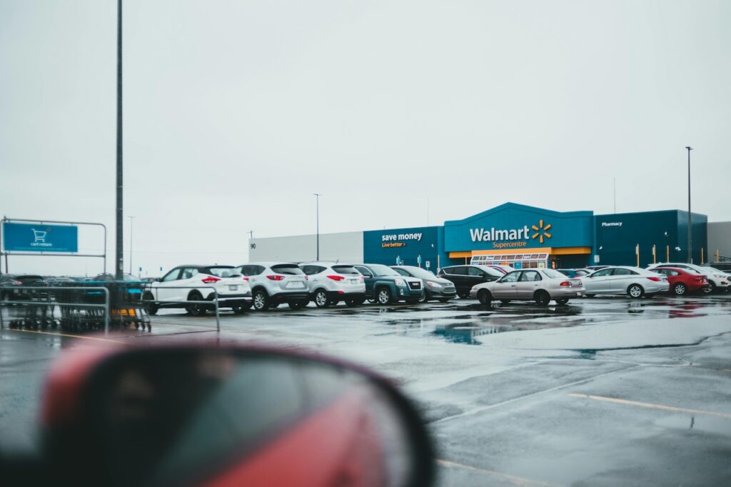Walmart abierto el 4 de Julio, Día de la Independencia en USA, consulte horario. (Pic pexels-introspectivedsgn)-The Border Reports
