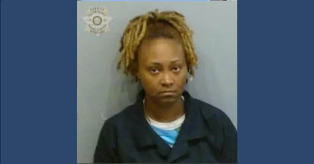 Arrestan a Cynkeythia Robinson por muerte de niño de 2 años por un disparo en Atlanta. 📸 FCSD-The Border Reports