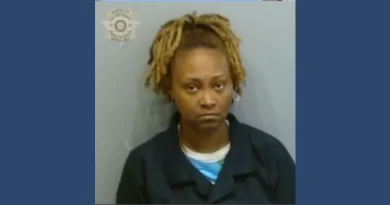 Arrestan a Cynkeythia Robinson por muerte de niño de 2 años por un disparo en Atlanta. 📸 FCSD-The Border Reports