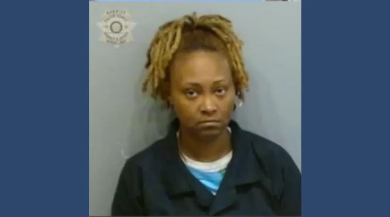 Arrestan a Cynkeythia Robinson por muerte de niño de 2 años por un disparo en Atlanta. 📸 FCSD-The Border Reports