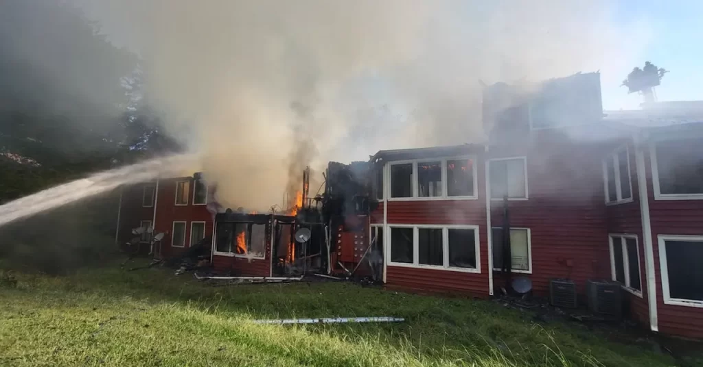 Bombero herido tras colapso de incendio en Lawrenceville, Georgia. 📸 GCFES-The Border Reports