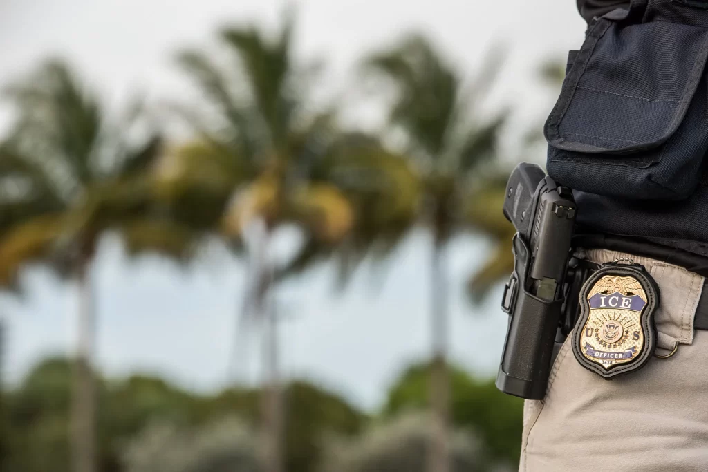 Empleo en ICE, ofrecen bono de 50 mil y condonación de préstamos estudiantiles.📸 ICE-The Border Reports