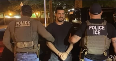 ICE arresta fugitivo venezolano acusado de intento de feminicidio, militando a la ruleta rusa. 📸 ICE-The Border Reports
