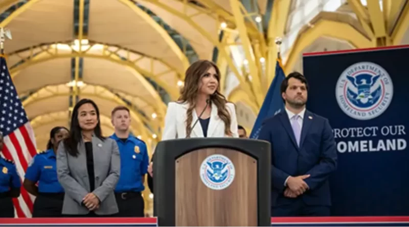 Kristi Noem anuncia que 1.6 millones de inmigrantes indocumentados abandonaron el país en 200 días. 📸 DHS-The Border Reports