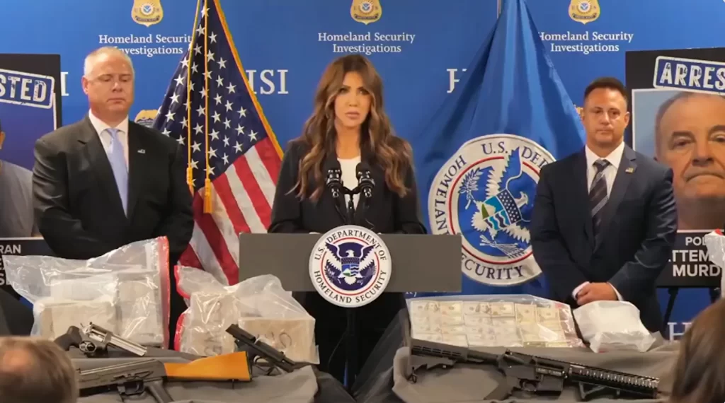 Kristi Noem critica políticas santuario y alerta por incautación de fentanilo en Illinois suficiente para matar a 10 millones. 📸 DHS-The Border Reports