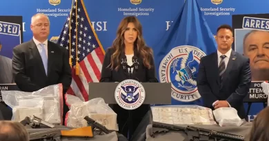 Kristi Noem critica políticas santuario y alerta por incautación de fentanilo en Illinois suficiente para matar a 10 millones. 📸 DHS-The Border Reports