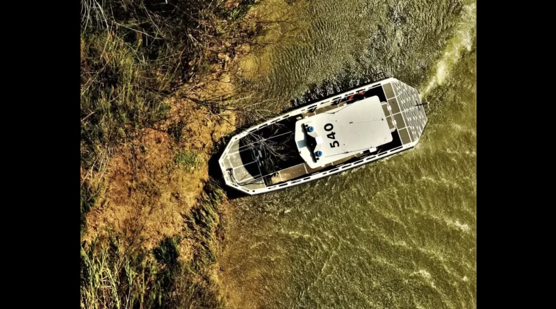Migrante guatemalteco muere ahogado en canal de El Paso, Texas tras cruce ilegal por el Río Bravo. 📸 BP-The Border Reports