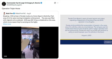 Operación Caballo de Troya en Los Ángeles por ICE y Border Patrol; esconden agentes en remolques para sorprender y detener migrantes. 📸 Gregory Bovino X post Bill Melugin-The Border Reports