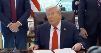 Trump firma orden ejecutiva contra la quema de banderas en Estados Unidos. 📸 WH-The Border Reports