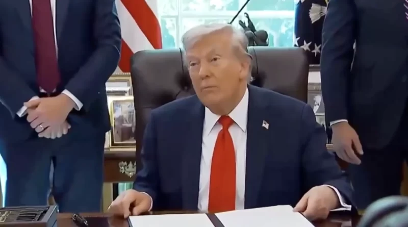 Trump firma orden ejecutiva contra la quema de banderas en Estados Unidos. 📸 WH-The Border Reports