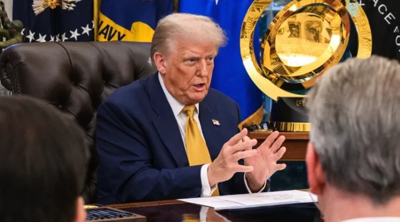 Trump suspende beneficios a importaciones pequeñas, ahora todos los envíos a Estados Unidos pagan impuestos.📸 WH-The Border Reports