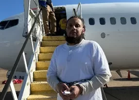 ICE realiza deportación de William Quintanilla Moreno, ciudadano de El Salvador, tras cumplir condena en Estados Unidos. 📸 ICE-The Border Reports