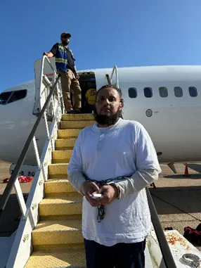ICE realiza deportación de William Quintanilla Moreno, ciudadano de El Salvador, tras cumplir condena en Estados Unidos. 📸 ICE-The Border Reports