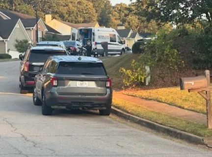 Allanamiento en Gwinnett termina con sospechoso muerto por disparo de propietario. 📸 GCP-The Border Reports